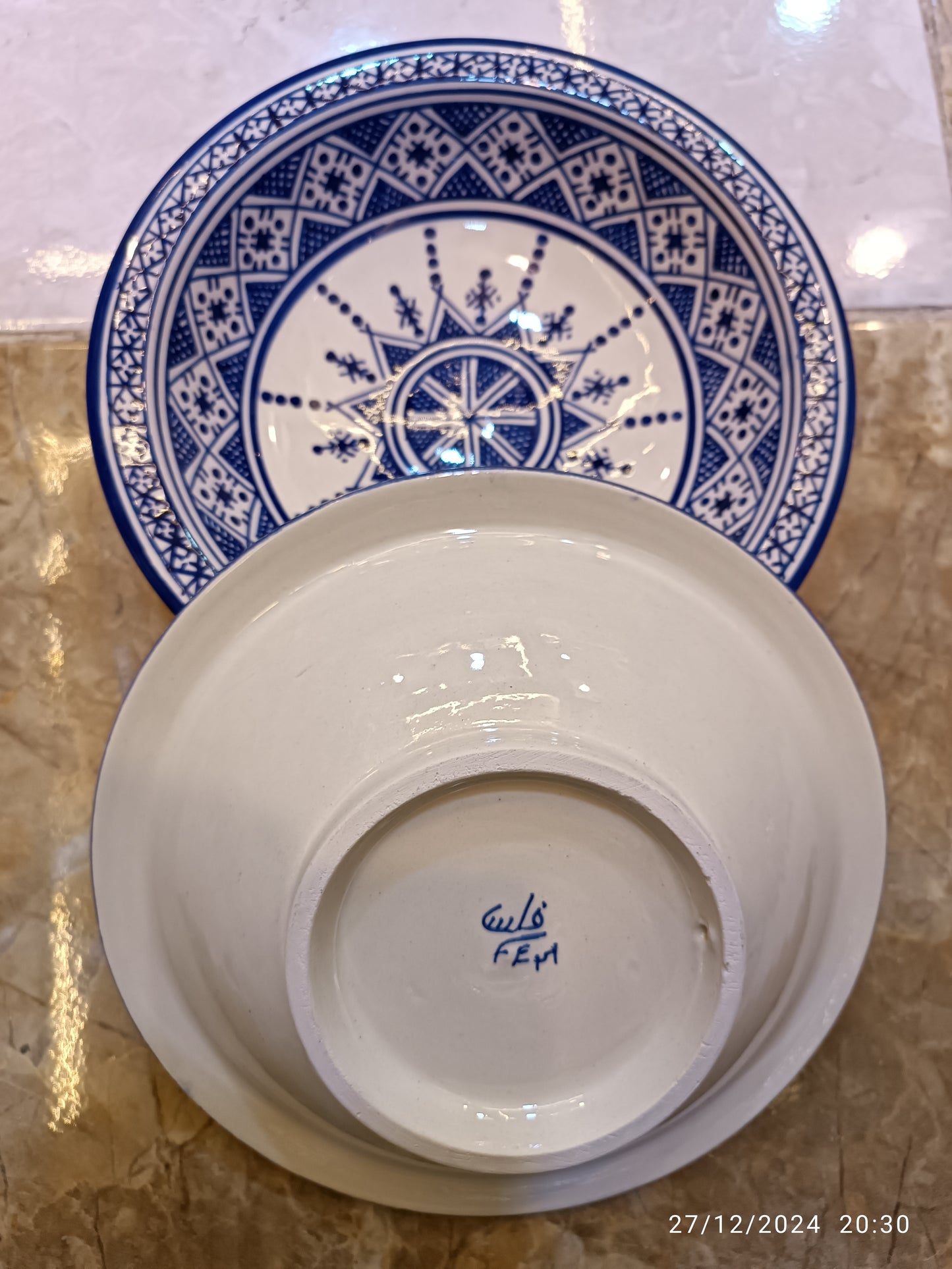 6 Serving plates made of white clay, hand-painted and hand-decorated.