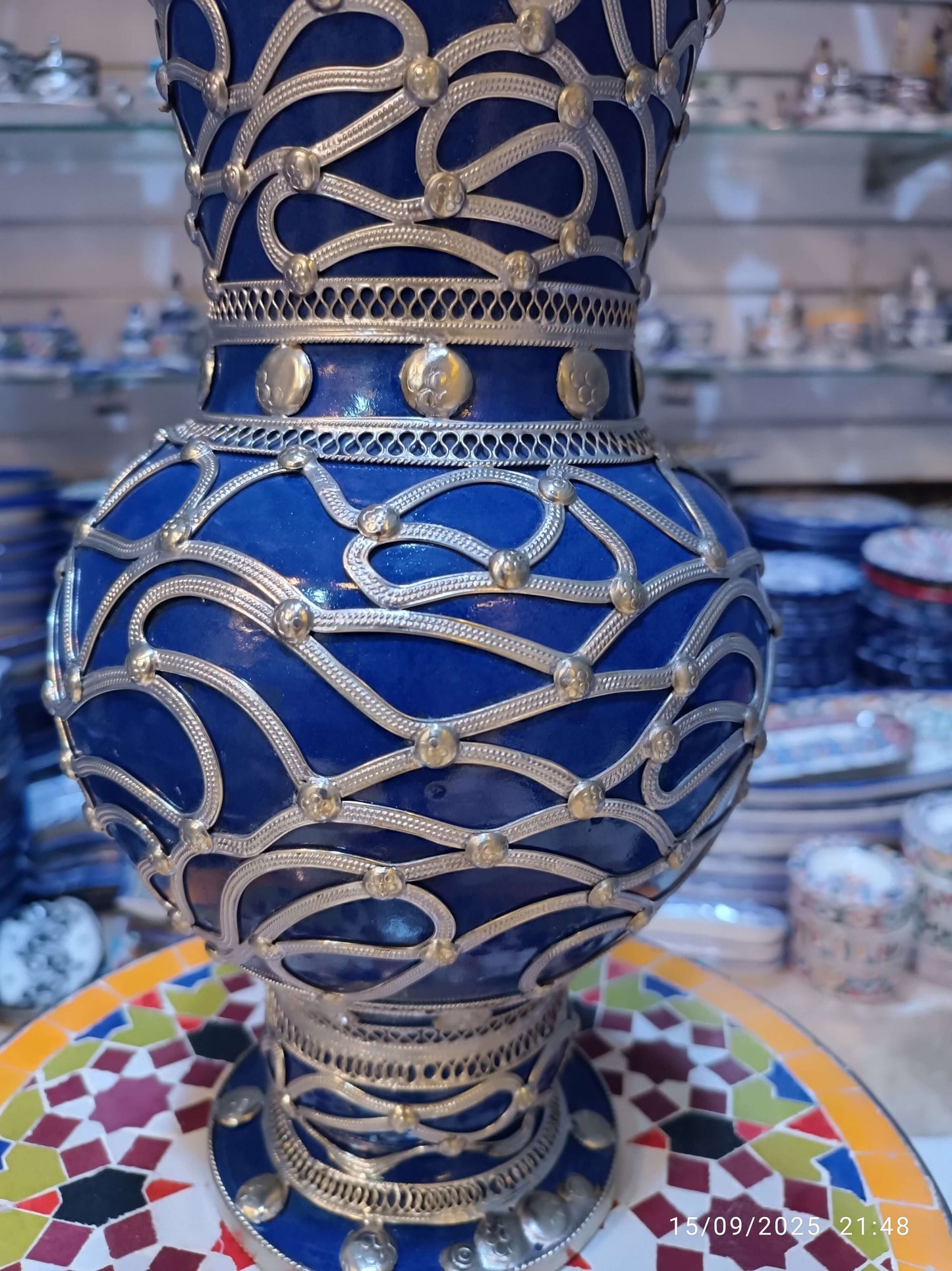 Jarrón de flores de arcilla azul artesanal con incrustaciones de níquel de 32 cm.