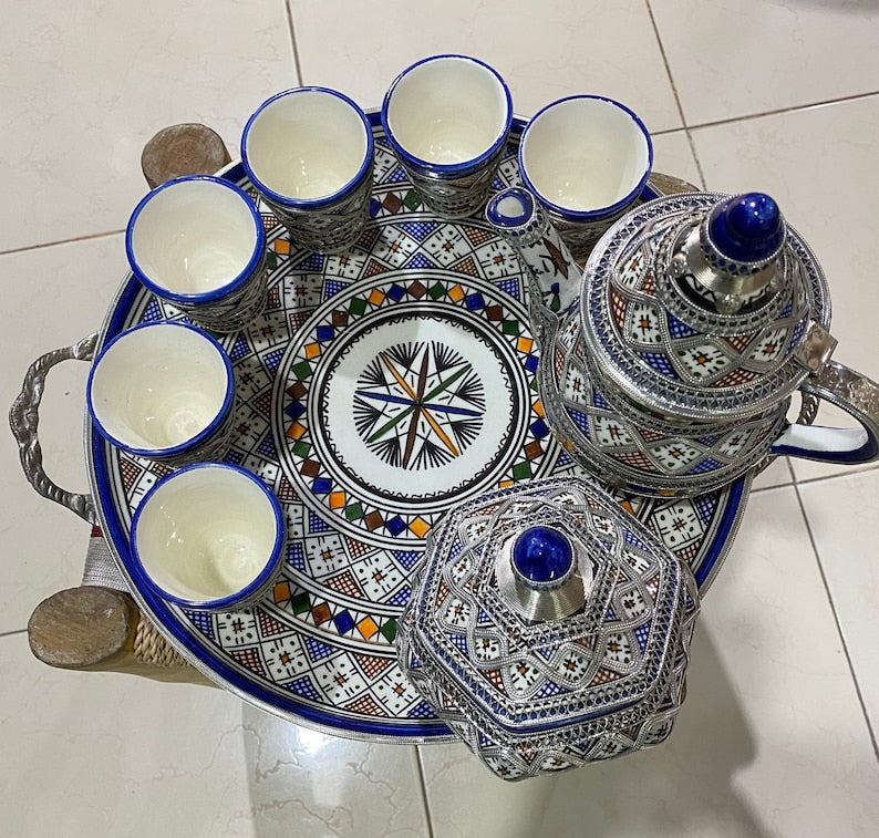 Luxuriöses marokkanisches Teeservice – Handgefertigte Fez-Keramik mit Silber- und Kobaltblau-Verzierungen