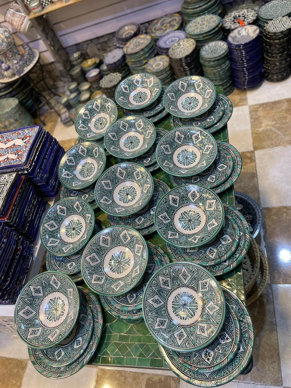 24 ceramic dinner plats, handmade and hand-painted