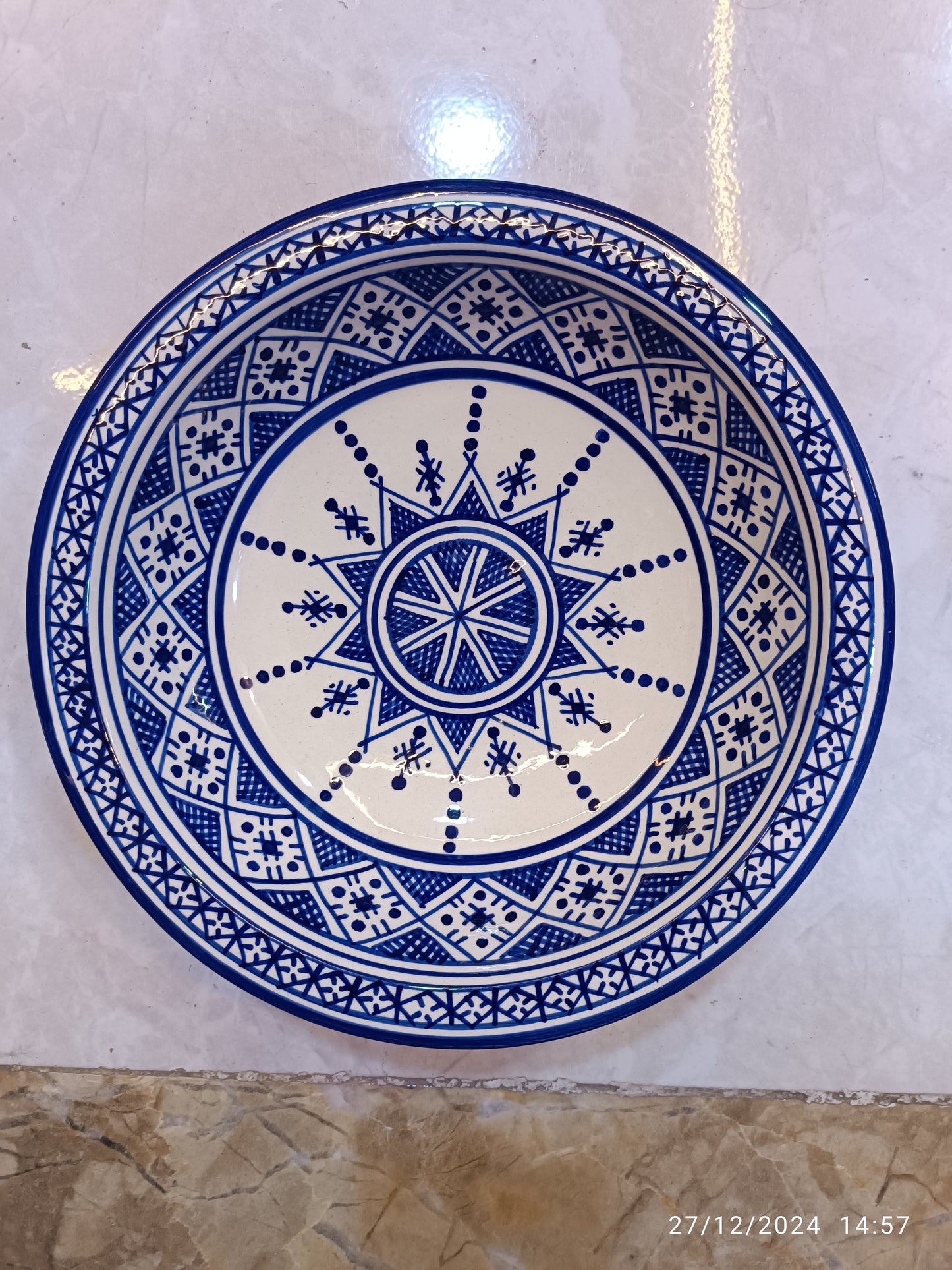 6 Serving plates made of white clay, hand-painted and hand-decorated.