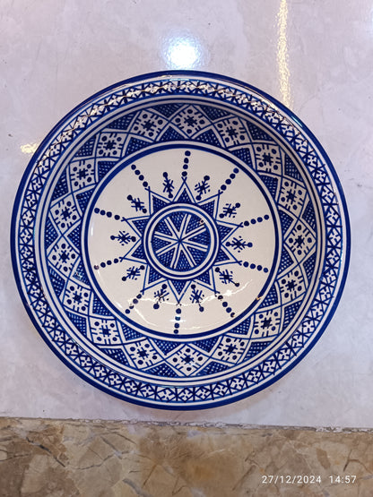 6 Serving plates made of white clay, hand-painted and hand-decorated.