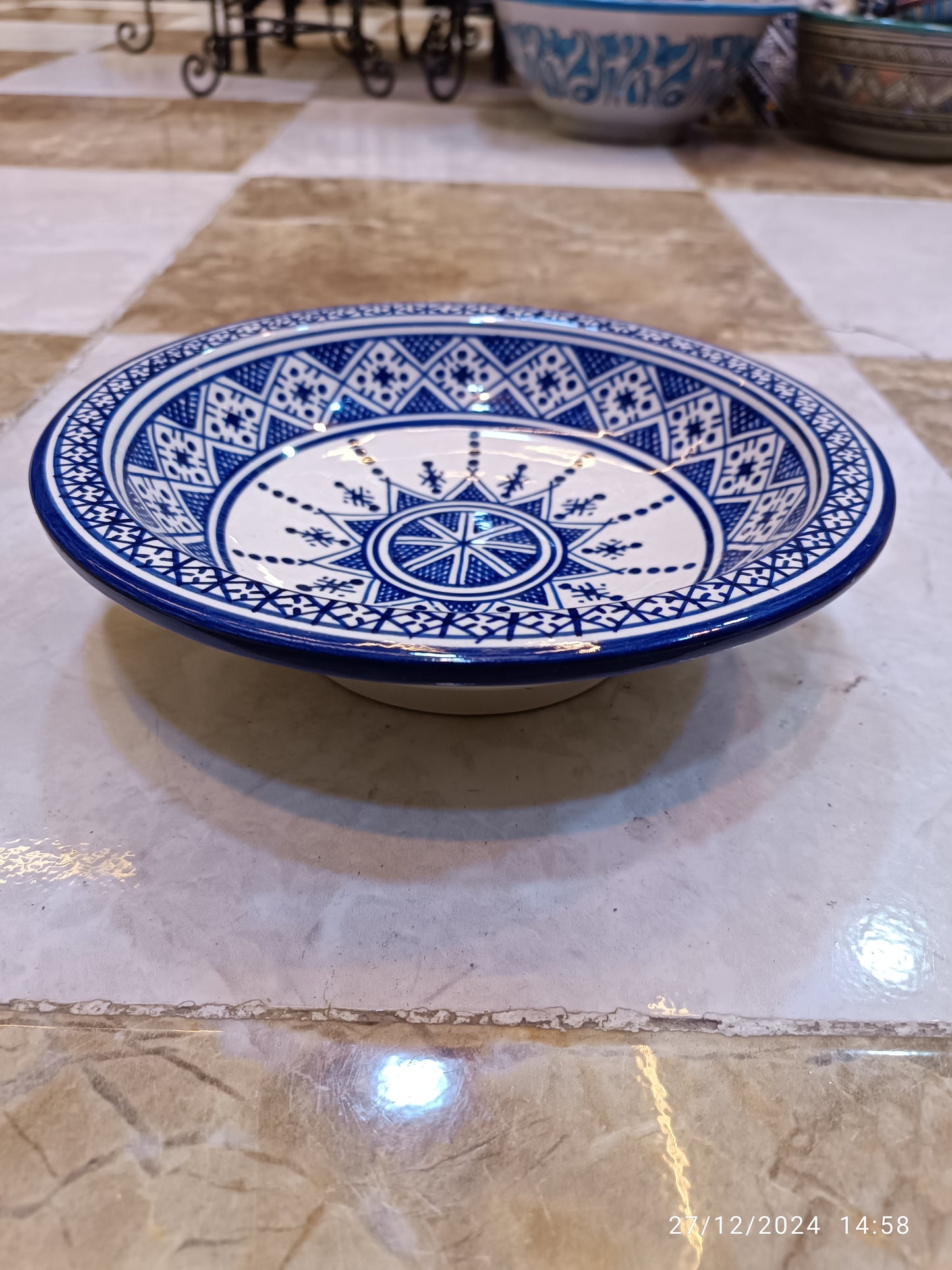 6 Serving plates made of white clay, hand-painted and hand-decorated.