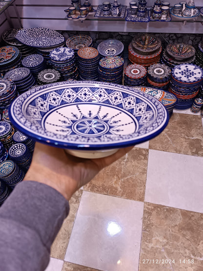 6 Serving plates made of white clay, hand-painted and hand-decorated.