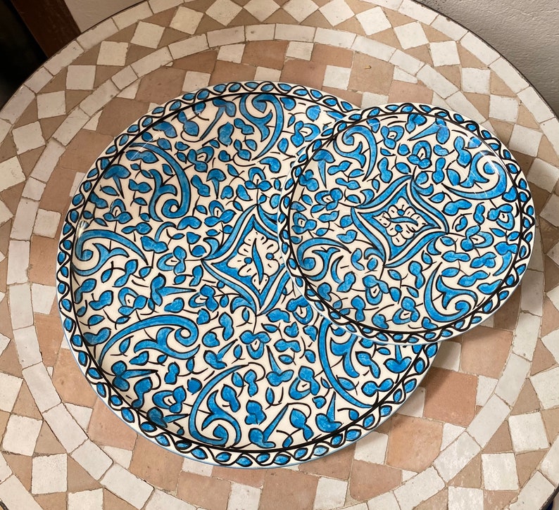 6 Serving plates made of white clay, hand-painted and hand-decorated.