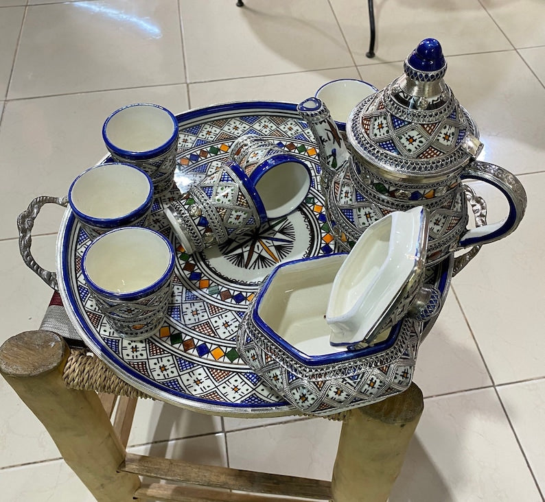 Luxuriöses marokkanisches Teeservice – Handgefertigte Fez-Keramik mit Silber- und Kobaltblau-Verzierungen