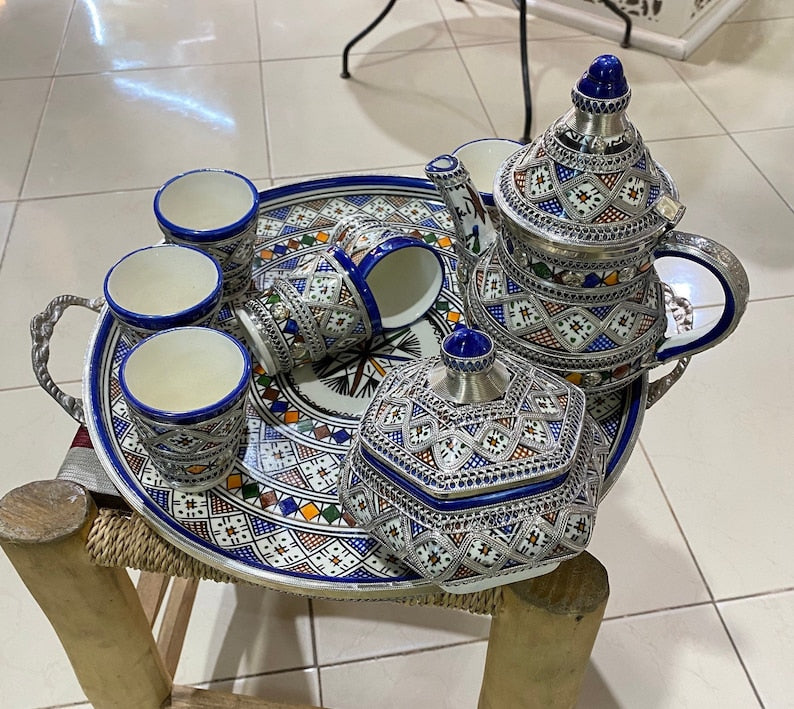 Luxuriöses marokkanisches Teeservice – Handgefertigte Fez-Keramik mit Silber- und Kobaltblau-Verzierungen