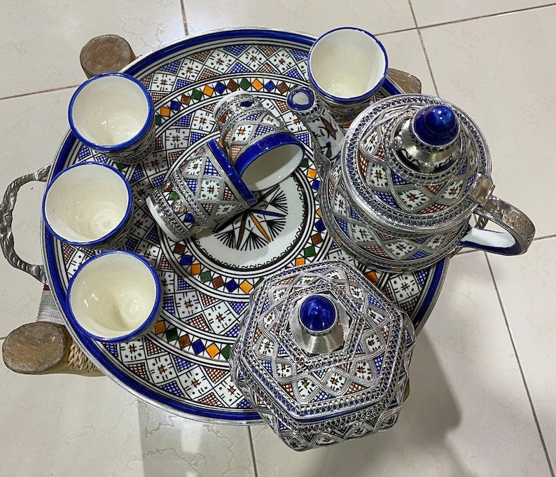 Luxuriöses marokkanisches Teeservice – Handgefertigte Fez-Keramik mit Silber- und Kobaltblau-Verzierungen