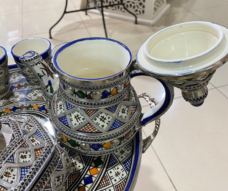 Luxuriöses marokkanisches Teeservice – Handgefertigte Fez-Keramik mit Silber- und Kobaltblau-Verzierungen