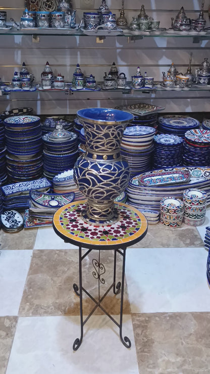 Jarrón de flores de arcilla azul artesanal con incrustaciones de níquel de 32 cm.